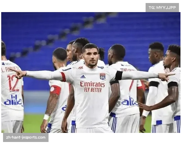 朗斯防线临时拼凑 中场球员客串后卫应对极端伤病情况